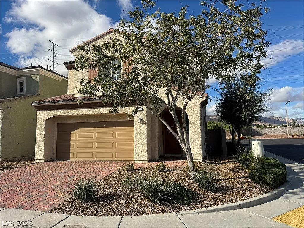 3 bed, 2.5 bath, 2028 sqft, $2,095 — Photo 2
