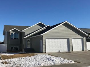 746 17th Ave E, Dickinson, ND 58601