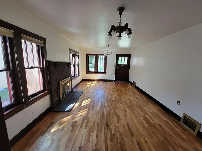 1225 Custer Ave — Photo 4