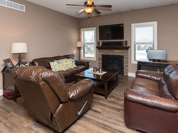5th image of 372 NW Autumn Crest Dr