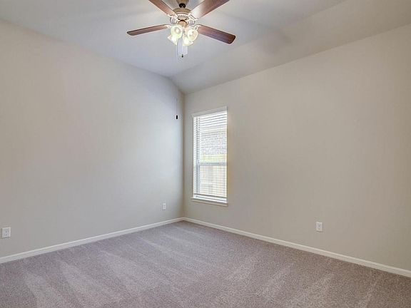 5th image of 1061 Comal Trl