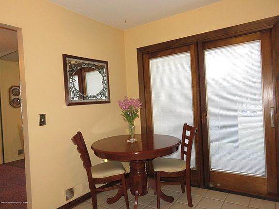 5th image of 29 Belmar Dr W