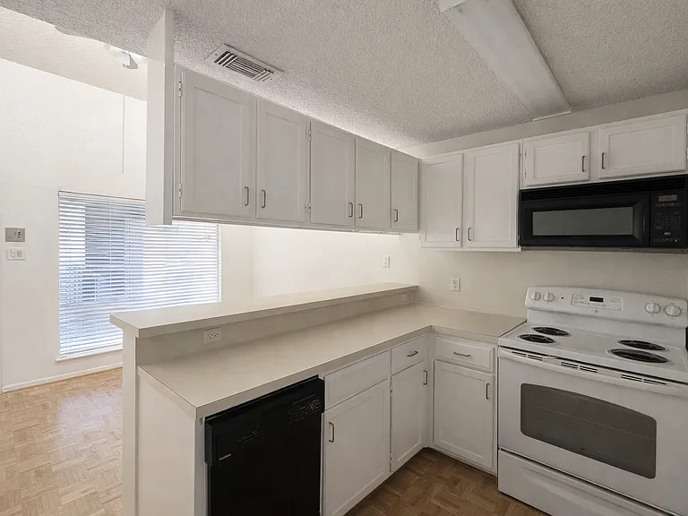 2815 Rio Grande St #205 — Photo 2