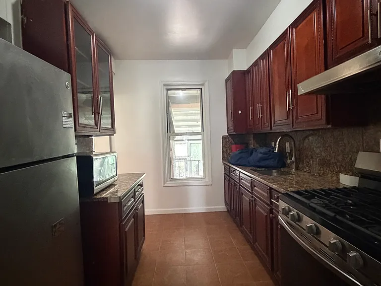 1433 Saint Lawrence Ave — Photo 2