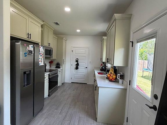5th image of 402 N Drift St