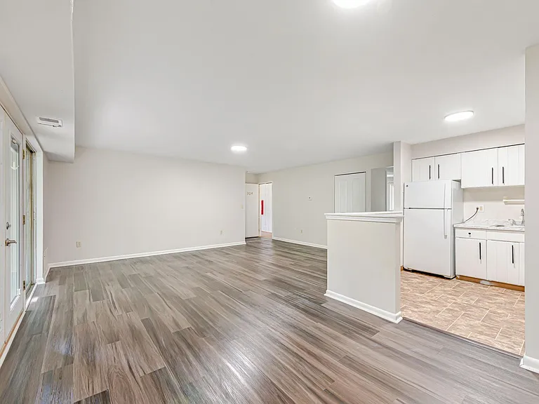 Brooklane Manor Apartments — Photo 44