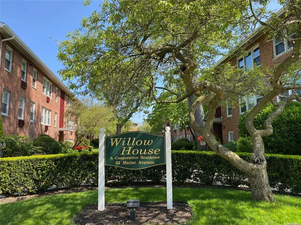 61 Maine Avenue #D-12, Rockville Centre, NY 11570