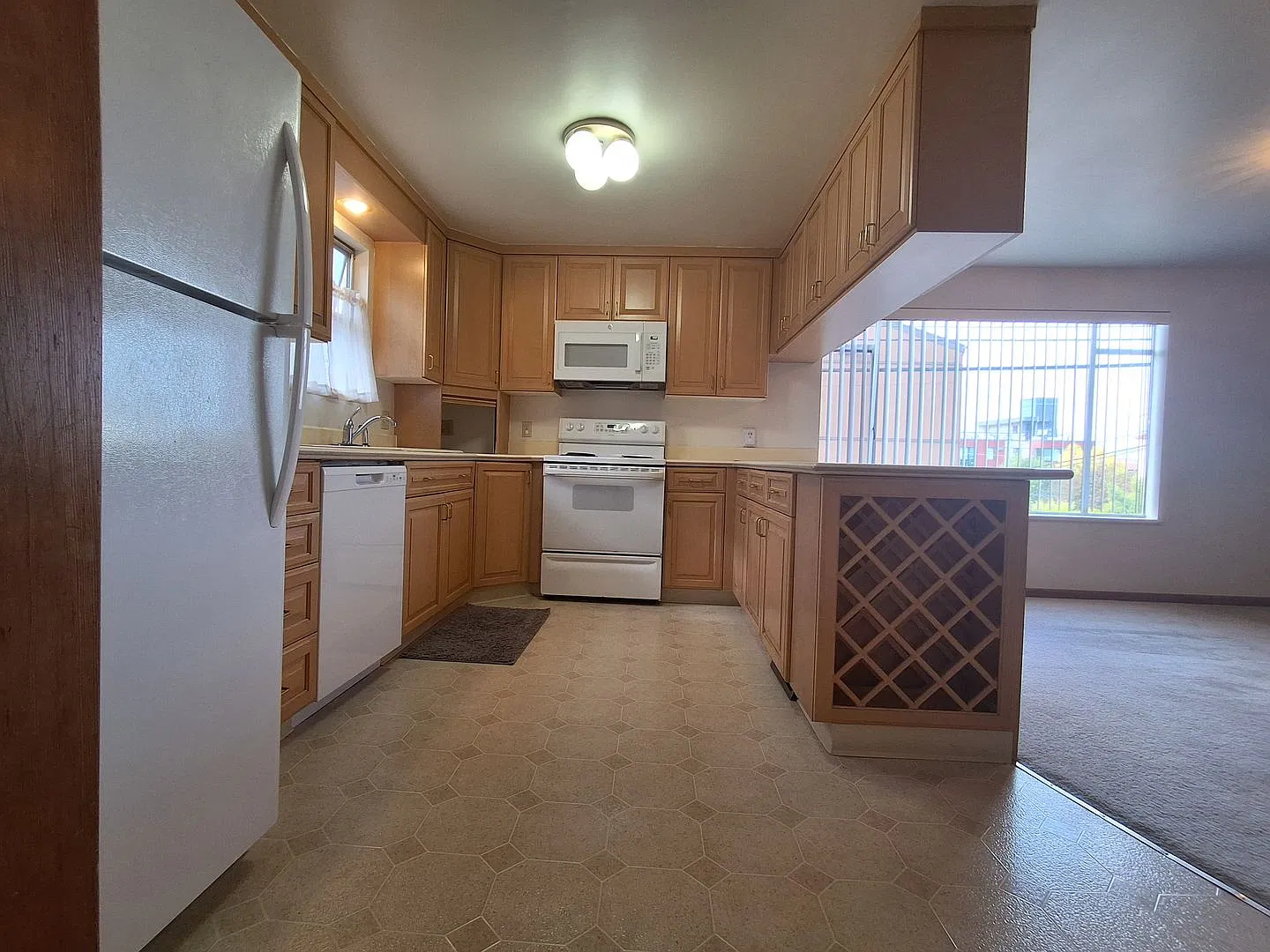 Spacious Home 615 E Lynn St. / Southlake Union — Photo 2
