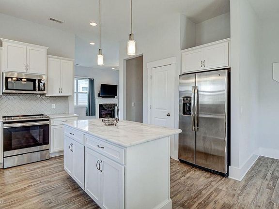 3rd image of 4049 Tamarisk Ln