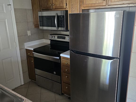 4th image of 285 Kendale St