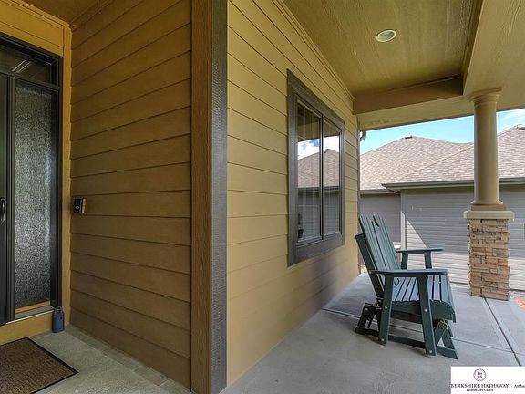 3rd image of 940 S 184th St