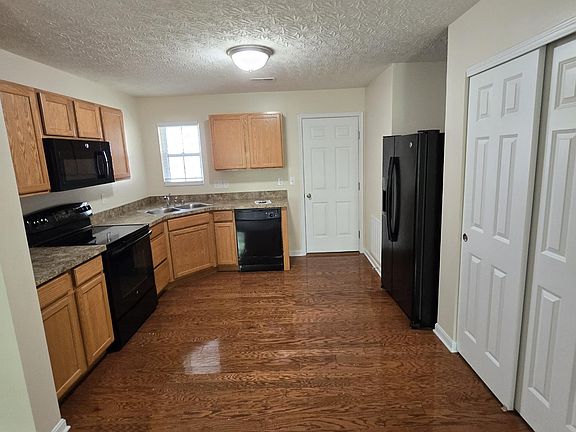 4th image of 384 Rocky Pointe Ct