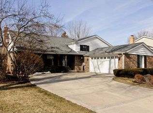 2926 N Windsor Dr, Arlington Heights, IL 60004