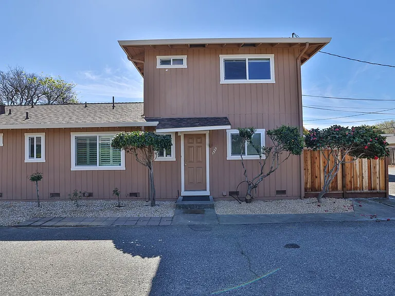 1329 Essex Way — Photo 2