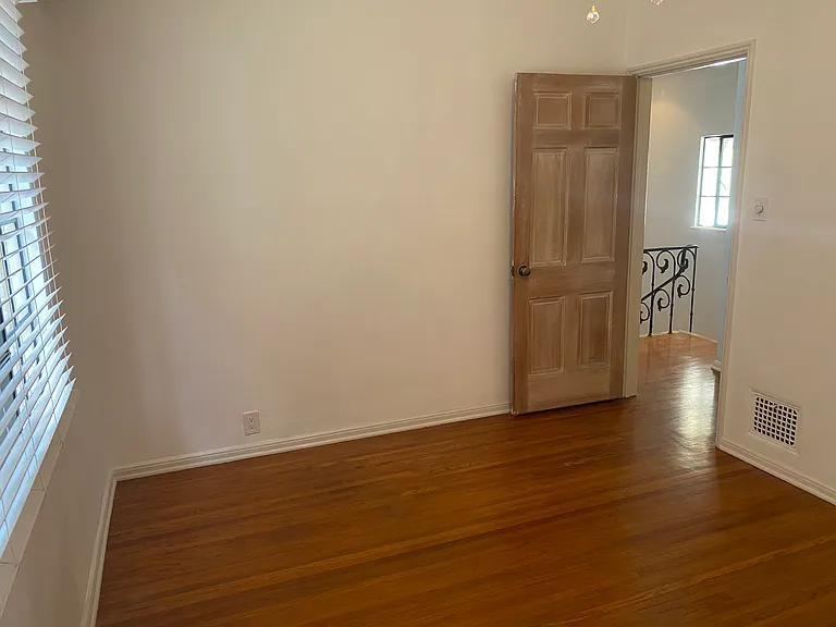921 1/2 S Hobart Blvd — Photo 20
