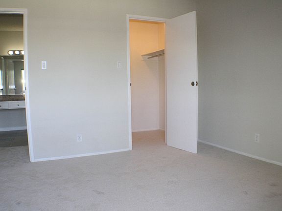 5th image of 928 Peninsula Ave APT 208