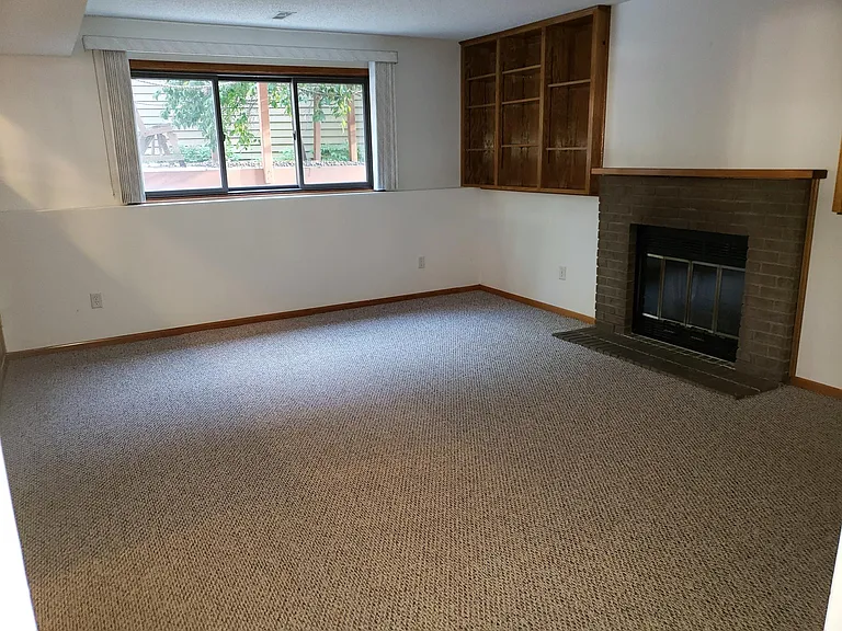 1374 Knoll Dr — Photo 7