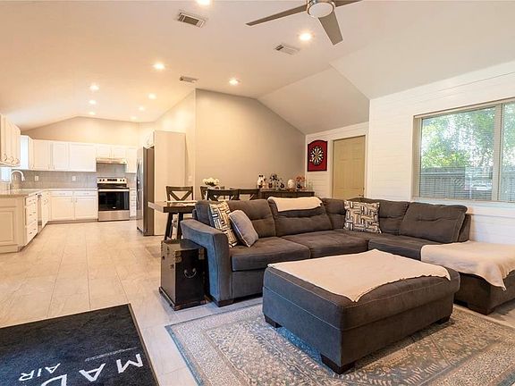 4th image of 3109 SE Amherst Street