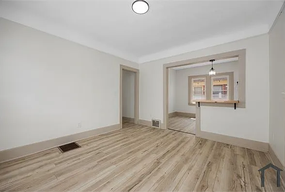 3 bed, 1000 sqft, $1,300 — Photo 2