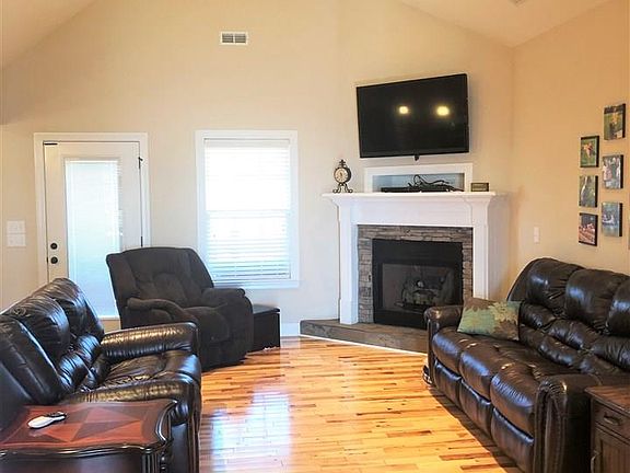 3rd image of 668 Hillsboro Cir