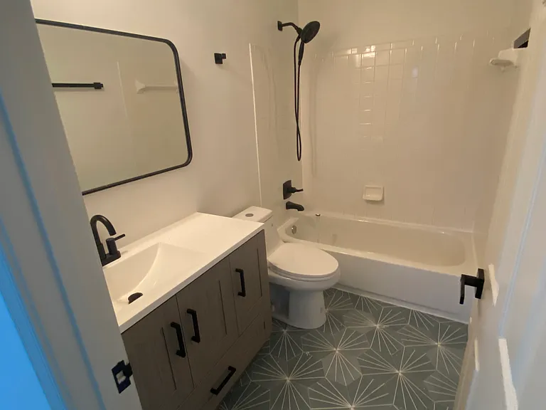 109 Hampshire Sq SW — Photo 8