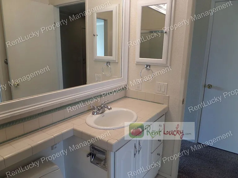 3233 NE 12th St #302 — Photo 14
