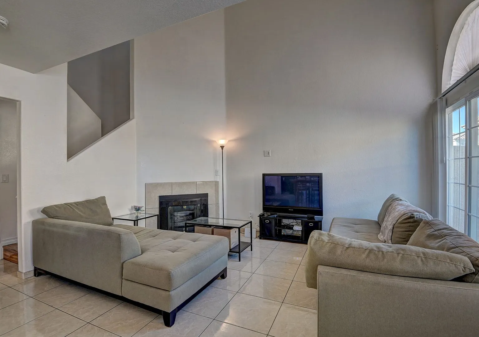 Townhouse with 2 Bedroom, 2 Bath and a 2 Car Garage! — Photo 3