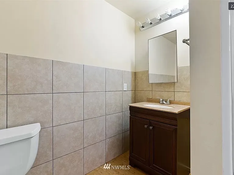 NE 4th St — Photo 10
