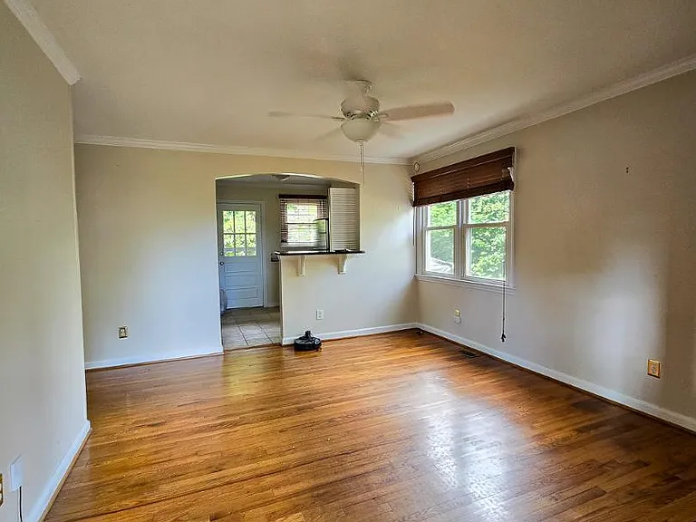 2211 Bernard St — Photo 2