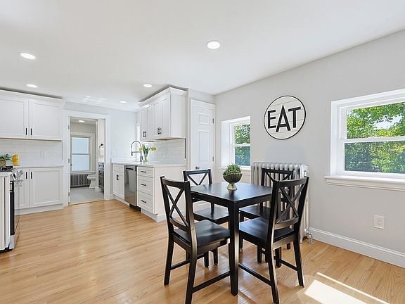 4th image of 165 Chestnut St