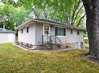 565 Grange Ave N, Oakdale, MN 55128