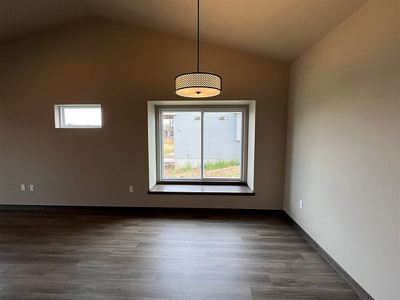 5th image of 715 Creekside Dr