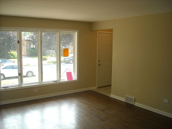 3rd image of 604 Escanaba Ave