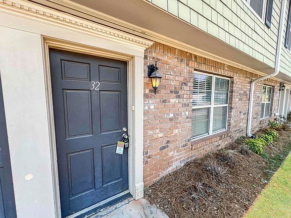 3rd image of 32 Villa Ct SE
