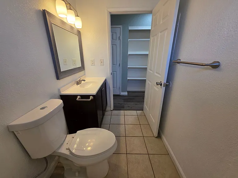 Gareth Ln - Triplex — Photo 14