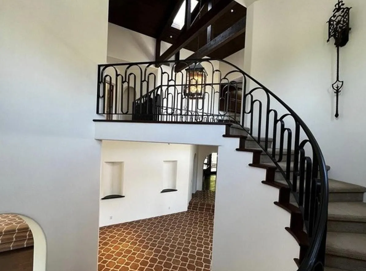 5 bed, 4.5 bath, 4779 sqft, $18,000 — Photo 4