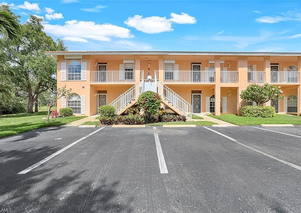 555 Augusta Blvd #3-1
