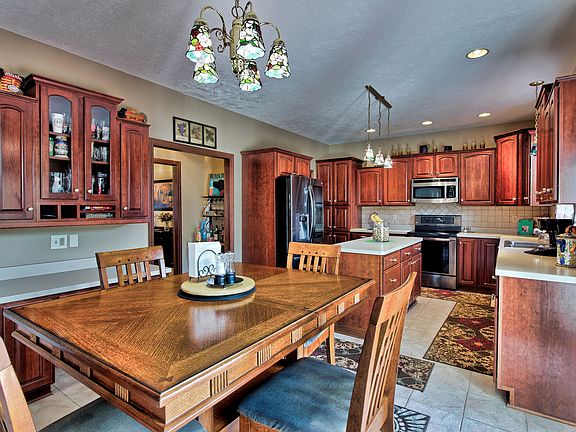 5th image of 302 Deemers Dr