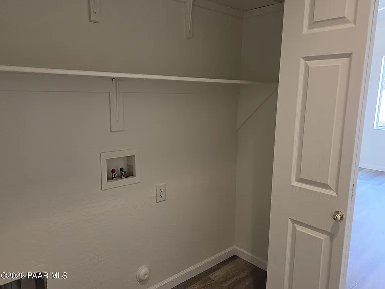 556 N Robles St — Photo 11