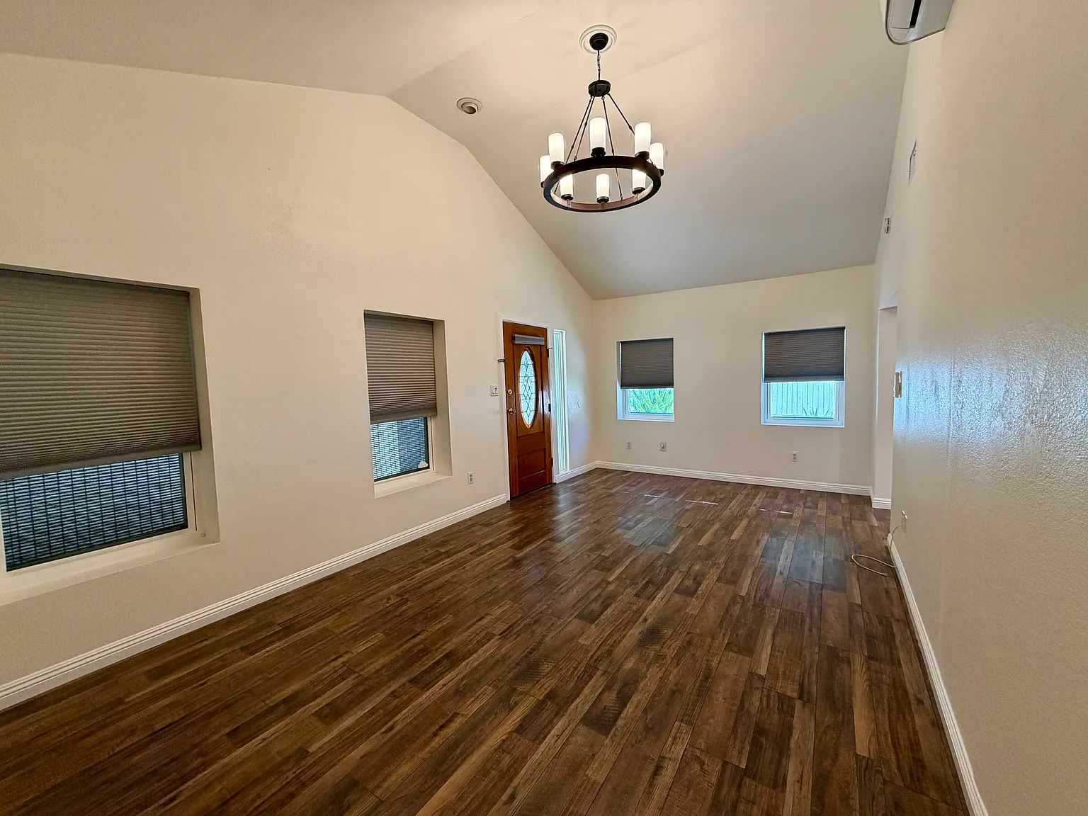 3 bed, 2060 sqft, $4,900 — Photo 3