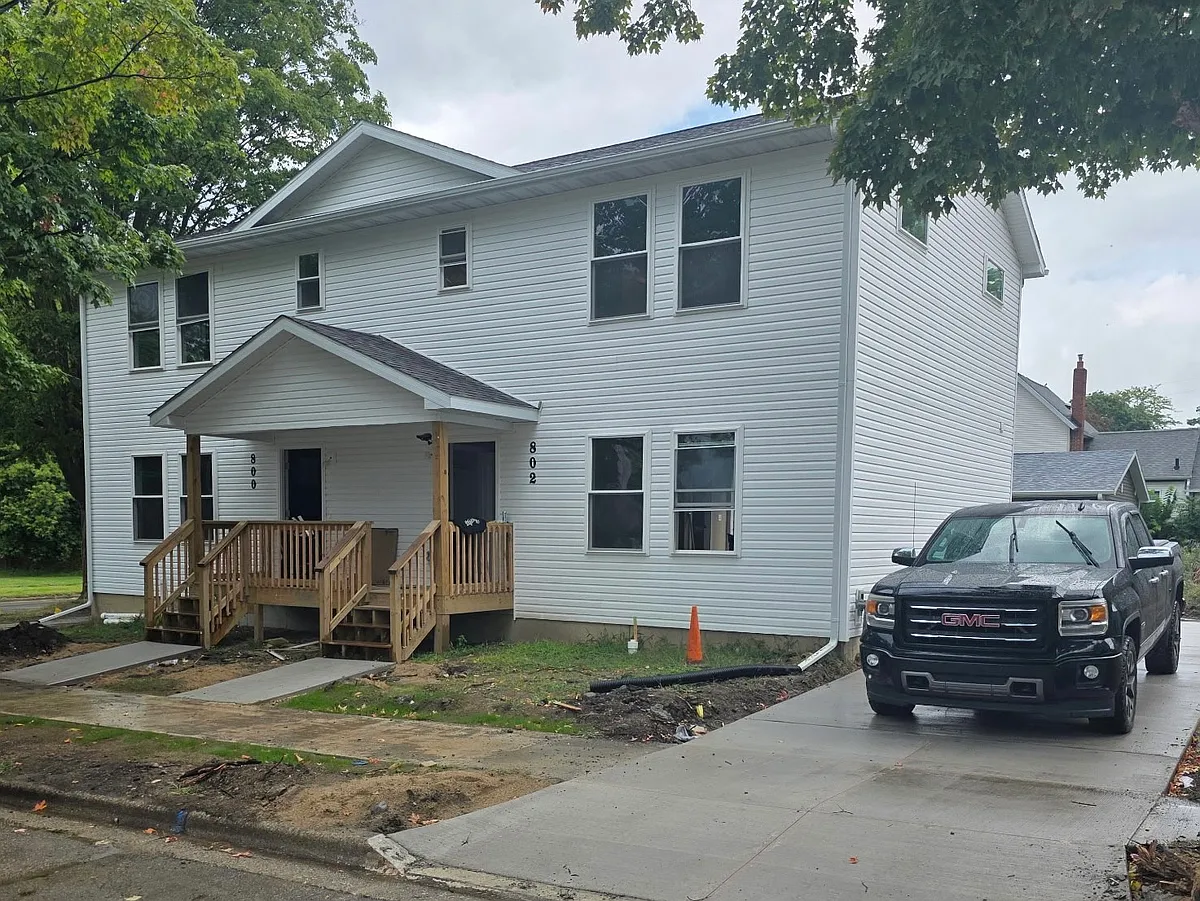 Primary Photo - 800 Detroit St #1