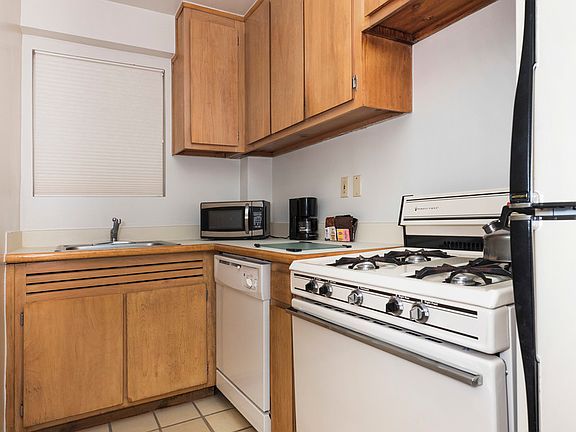 3rd image of 149 E 39th St #702