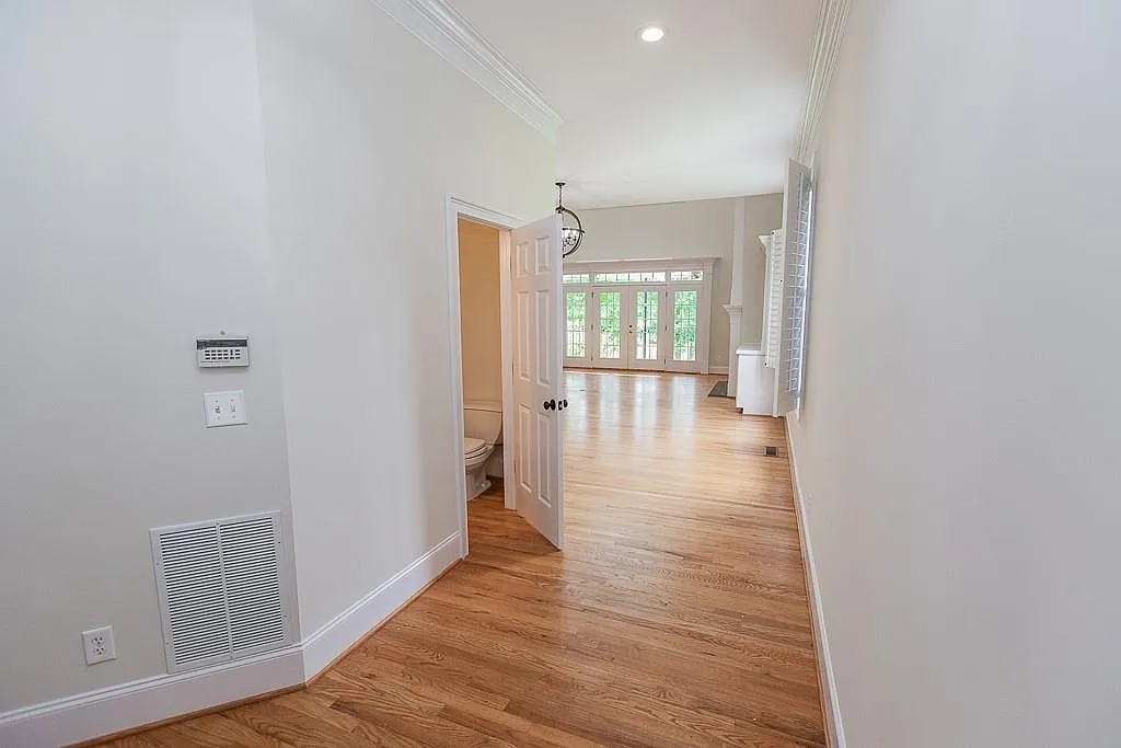 3 bed, 5.0 bath, 2090 sqft, $3,400 — Photo 2