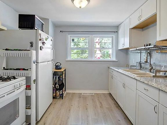 2nd image of 1016 Bennett Ave