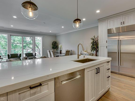 4th image of 1542 N Hudson Ave #3