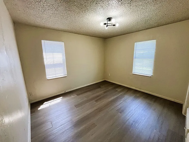 1033 SW 63rd St — Photo 7