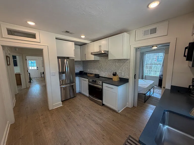 919 SW 6th Ave — Photo 8