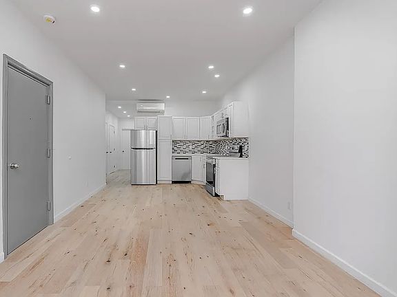 2nd image of 31-70 Crescent St #1Q