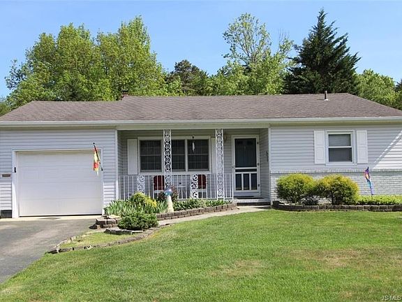 3rd image of 1033 Edgebrook Dr E