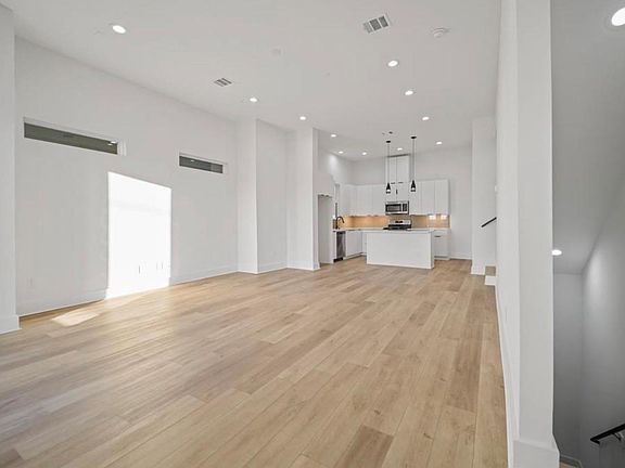 3rd image of 1606 Mary St